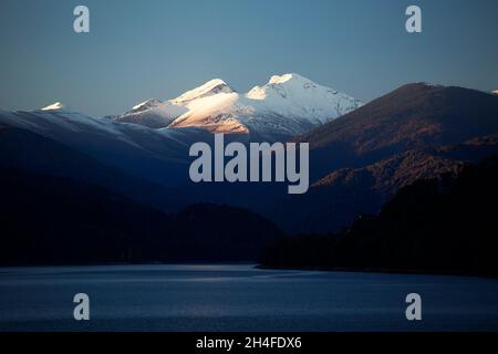 Mt Fagaras vom See Vidraru Stockfoto