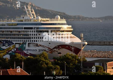 Marseille, Frankreich. November 2021. Gesamtansicht des in Marseille reparaturbedürftig fahrenden Schiffes „Norwegian Jewel“. Das Schiff „Norwegian Jewel“ wird im französischen Mittelmeerhafen Marseille repariert. (Foto von Gerard Bottino/SOPA Images/Sipa USA) Quelle: SIPA USA/Alamy Live News Stockfoto