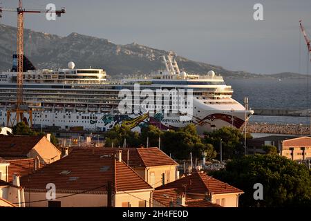 Marseille, Frankreich. November 2021. Gesamtansicht des in Marseille reparaturbedürftig fahrenden Schiffes „Norwegian Jewel“. Das Schiff „Norwegian Jewel“ wird im französischen Mittelmeerhafen Marseille repariert. (Foto von Gerard Bottino/SOPA Images/Sipa USA) Quelle: SIPA USA/Alamy Live News Stockfoto