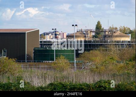 Slough, berkshire, Großbritannien. November 2021. Slough Kläranlagen am Ufer des Jubilee River. Die Kläranlagen sollen modernisiert werden. Einer der Gründe ist die Erhöhung der Kapazität der Kläranlagen. Unter Dorney Common und dem Jubilee River soll eine neue Fallleitung errichtet werden, was bedeutet, dass das Wasser der Themse in der Lage sein wird, „behandeltes“ Abwasser- und Sturmwasser direkt in die Themse zu leiten. Bodenuntersuchungen haben bereits begonnen. Das Wasser der Themse wurde Anfang dieses Jahres mit einer Geldstrafe von 2,3 Mio. £belegt, weil es 2016 in Henley Abwasser in die Themse abgeführt und 1,200 Fische getötet hatte. Kredit: Maureen Mc Stockfoto