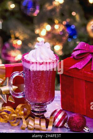 Eine kalte, frozen Strawberry Daiquiri ist ein Favorit auf einen heißen Sommer Strand, aber wie wäre es zu Weihnachten? Hinzufügen einer rot umrandeten Glas Zucker und Top mit Schlagsahne Stockfoto