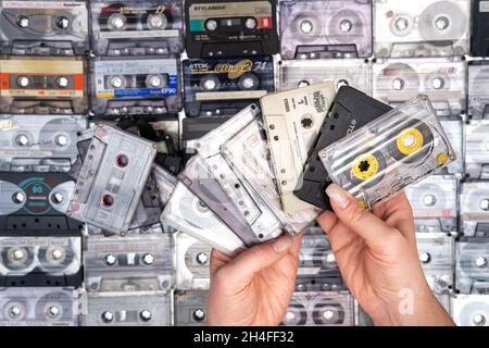 28. März 2021, Minsk, Weißrussland.Eine riesige Sammlung von Audiokassetten in Ihren Händen. Retro-Musik-Hintergrund. Stockfoto