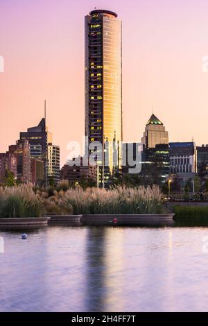 Santiago de Chile, Region Metropolitana, Chile - Teich im Bicentennial Park im wohlhabenden Vitacura-Viertel und Skyline von Gebäuden. Stockfoto