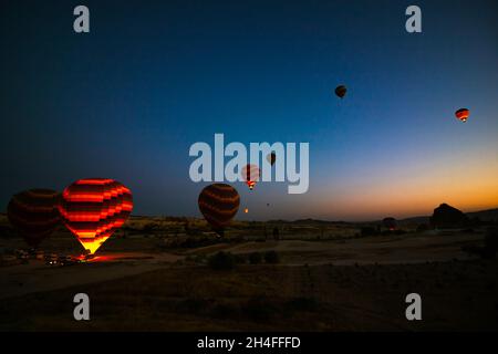 Vorbereitung des Heißluftballons auf den Start bei Sonnenaufgang in Kappadokien. Heißluftballonfahrt in Kappadokien Türkei. Tourismus in der Türkei. Stockfoto