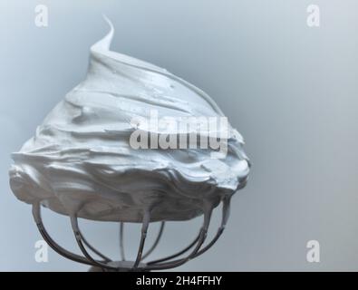 Eiweiß auf einem Schneebesen im Ballon in einer Spitze geschüpft Stockfoto