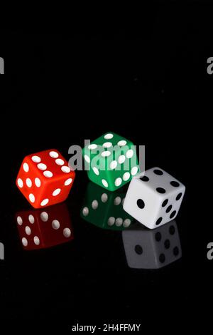 3 Dice schwarzer Hintergrund Stockfoto