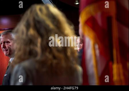 Vereinigte Staaten Senator Dan Sullivan (Republikaner von Alaska), links, Vereinigte Staaten Senator Marsha Blackburn (Republikaner von Tennessee), Mitte, Und der US-Senator Thom Tillis (Republikaner von North Carolina), rechts, nimmt am Dienstag, dem 2. November 2021, an einer Pressekonferenz zum National Defense Authorization Act (NDAA) im US-Kapitol in Washington, DC Teil. Kredit: Rod Lampey/CNP Stockfoto