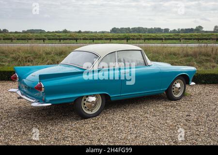 Brummen, Provinz Gelderland, Niederlande, 23.10.2021, Seitenansicht des deutschen Oldtimers Auto Union 1000 SP Coupé in der Galerie Brummen Stockfoto