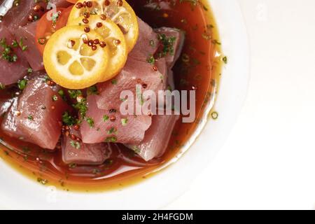 Thunfisch-Ceviche-Makro Nahaufnahme von oben auf der weißen Platte Stockfoto