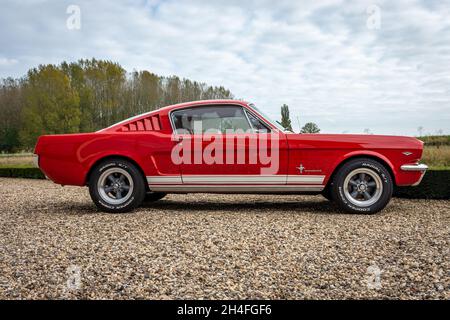 Brummen, Provinz Gelderland, Niederlande, 23.10.2021 Seitenansicht des Oldtimer Ford Mustang, erste Generation, in roter Farbe in der Galerie Brummen Stockfoto