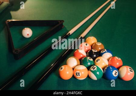 Billardtisch mit grüner Oberfläche und Kugeln im Billardclub.Poolspiel. Stockfoto