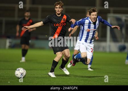 HARTLEPOOL, GROSSBRITANNIEN. 2. NOVEMBER Evertons Lewis Warrington fouls Tom Crawford von Hartlepool United während des EFL Trophy-Spiels zwischen Hartlepool United und Everton im Victoria Park, Hartlepool, am Dienstag, den 2. November 2021. (Kredit: Mark Fletcher | MI News) Kredit: MI Nachrichten & Sport /Alamy Live News Stockfoto