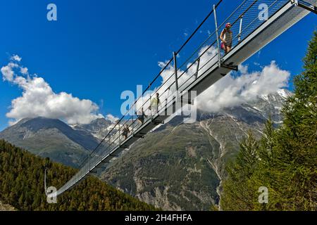 Wanderer überqueren die Charles Kuonen Hängebrücke, die längste Fußgängerhängebrücke der Alpen, Randa, Wallis, Schweiz Stockfoto