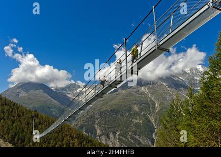 Wanderer überqueren die Charles Kuonen Hängebrücke, die längste Fußgängerhängebrücke der Alpen, Randa, Wallis, Schweiz Stockfoto