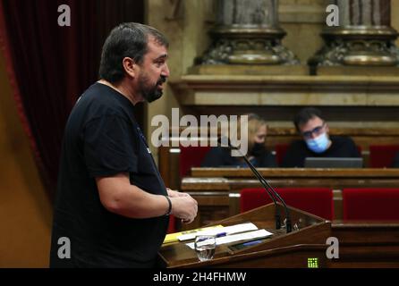 Barcelona, Spanien. November 2021. 02. November 2021, Barcelona, Katalonien, Spanien: Dani Cornella, Vom CUP, während der Interpellation zum Klimawandel im Parlament von Katalonien, bevor es zum Gipfel von Glasgow ging. Foto: JGS/Cordon Press Quelle: CORDON PRESS/Alamy Live News Stockfoto