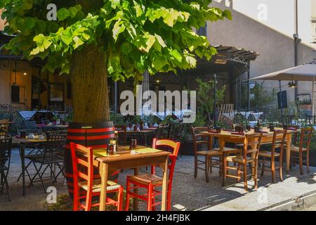 Ein Café im Freien im mittelalterlichen Dorf Castagneto Carducci im Sommer, Livorno, Toskana, Italien Stockfoto