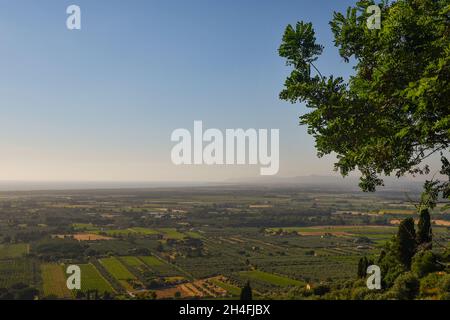 Erhöhter Blick auf die toskanische Küste von der Spitze eines Hügels bei Sonnenuntergang im Sommer, Castagneto Carducci, Livorno, Toskana, Italien Stockfoto