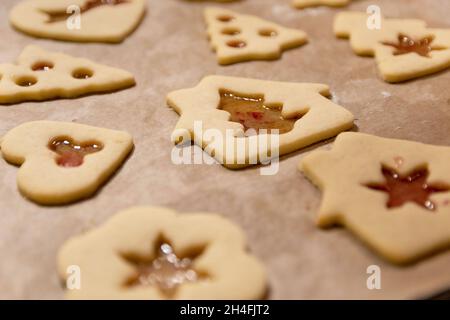 Nahaufnahme der Weihnachtskekse auf einem Backblech Stockfoto