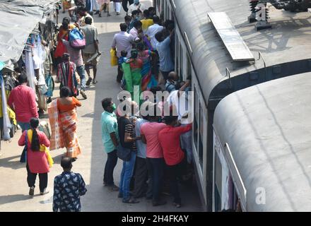 Kalkutta, Indien. Oktober 2021. Pendler versuchen, in einen Vorstadtzug zu steigen, nachdem die Regierung Westbengals am 19 31. Oktober 2021 in Kalkutta, Indien, den Eisenbahnverkehr mit 50 Prozent Fahrgästen aufgenommen hat. (Foto: Sudipta das/Pacific Press/Sipa USA) Quelle: SIPA USA/Alamy Live News Stockfoto