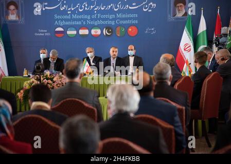 Teheran, Iran. Oktober 2021. (10/27/2021) der iranische Außenminister Hossein Amir Abdollahian (2. R) spricht während des zweiten Außenministertreffens der Nachbarländer Afghanistans in Teheran. (Foto: Sobhan Farajvan/Pacific Press/Sipa USA) Quelle: SIPA USA/Alamy Live News Stockfoto