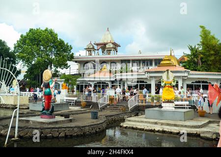 6. Dezember 2019.Mauritius.Afrika.Einheimische im Ganga Talao Hindu Tempel, Grand Bassin auf Mauritius. Stockfoto