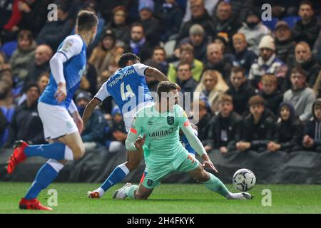 Harry Toffolo #3 von Huddersfield Town wird von Nathan Thompson #4 von Peterborough United gefoult Stockfoto