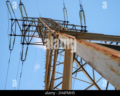 Ansicht von unten über den elektrischen Hochspannungsfreileitungsmast in Kiew, Ukraine. Konzept der Elektrizitätswirtschaft. Stockfoto