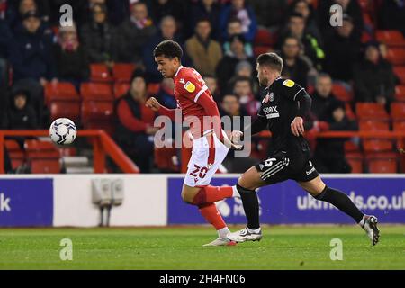 NOTTINGHAM, GROSSBRITANNIEN. 2. NOVEMBER Brennan Johnson aus Nottingham Forest ist am Dienstag, den 2. November 2021, beim Sky Bet Championship-Spiel zwischen Nottingham Forest und Sheffield United auf dem City Ground in Nottingham im Wind. (Kredit: Jon Hobley | MI News) Kredit: MI Nachrichten & Sport /Alamy Live News Stockfoto