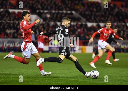 NOTTINGHAM, GROSSBRITANNIEN. 2. NOVEMBER Brennan Johnson von Nottingham Forest schließt am Dienstag, den 2. November 2021, gegen Oliver Norwood von Sheffield United in Aktion während des Sky Bet Championship-Spiels zwischen Nottingham Forest und Sheffield United auf dem City Ground, Nottingham. (Kredit: Jon Hobley | MI News) Kredit: MI Nachrichten & Sport /Alamy Live News Stockfoto