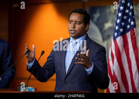 Washington, Vereinigte Staaten Von Amerika. November 2021. Der Vertreter der Vereinigten Staaten, Joe Neguse (Demokrat von Colorado), hält am Dienstag, den 2. November 2021, auf einer Pressekonferenz im US-Kapitol in Washington, DC, eine Rede. Quelle: Rod Lampey/CNP/Sipa USA Quelle: SIPA USA/Alamy Live News Stockfoto