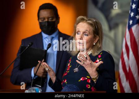 Washington, Vereinigte Staaten Von Amerika. November 2021. Die Vertreterin der Vereinigten Staaten, Debbie Dingell (Demokratin von Michigan), hält am Dienstag, den 2. November 2021, im US-Kapitol in Washington, DC, eine Rede. Quelle: Rod Lampey/CNP/Sipa USA Quelle: SIPA USA/Alamy Live News Stockfoto