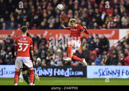 NOTTINGHAM, GROSSBRITANNIEN. 2. NOVEMBER Joe Worrall von Nottingham Forest führt den Ball am 2. November 2021 beim Sky Bet Championship-Spiel zwischen Nottingham Forest und Sheffield United am City Ground in Nottingham frei. (Kredit: Jon Hobley | MI News) Kredit: MI Nachrichten & Sport /Alamy Live News Stockfoto