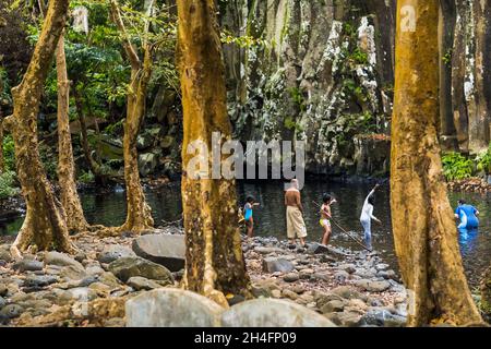 Menschen in der Nähe der Rochester Falls auf der Insel Mauritius.Ein Wasserfall im Dschungel der tropischen Insel Mauritius. Stockfoto