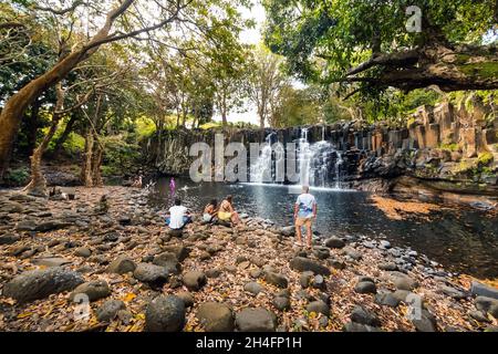 Menschen in der Nähe der Rochester Falls auf der Insel Mauritius.Ein Wasserfall im Dschungel der tropischen Insel Mauritius. Stockfoto