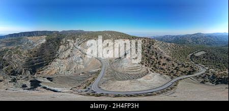 Luftaufnahme oben Drohne Ansicht Berglandschaft mit leeren kurvigen Straße. Stockfoto