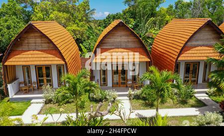 Luftaufnahme eines Resorts und Bungalows im Touristenziel Ubud, Bali, Indonesien. Stockfoto