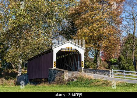 Wunderschöne Erb's Covered Bridge in Autum, Lancaster County, Pennsylvania. Stockfoto