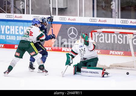 Ingolstadt, Deutschland. November 2021. Eishockey: DEL, ERC Ingolstadt - Augsburg Panther, Hauptrunde, Matchday 19, Saturn Arena. Frederik Storm aus Ingolstadt (M) wird von Niklas langer aus Augsburg (l) geschlagen und erzielt 2:0. Markus Keller im Augsburger Tor rechts ist nicht in der Lage, den Puck aus dem Tor zu halten. Quelle: Matthias Balk/dpa/Alamy Live News Stockfoto