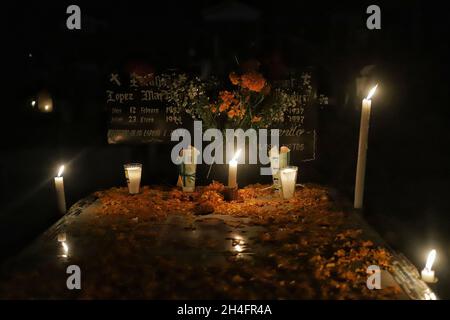 Nicht exklusiv: Blick auf ein Grab auf dem Friedhof von San Pedro Tláhuac, um die Ankunft ihrer verstorbenen Angehörigen zu erwarten, Verwandte schmücken mit Blumen, b Stockfoto