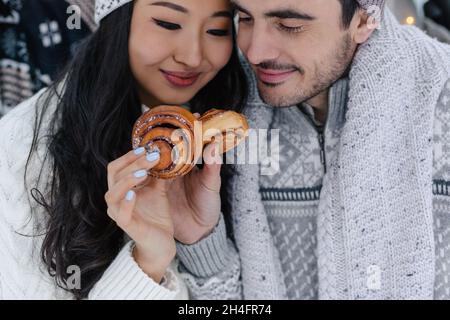 Nettes Paar Mit Winter Forest Picknick Essen Süße Brötchen. Natur-Picknick. Liebesgeschichte Datum im Auto. Nahaufnahme Porträt Stockfoto