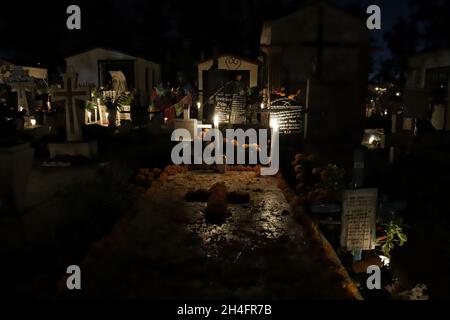 Nicht exklusiv: Blick auf ein Grab auf dem Friedhof von San Pedro Tláhuac, um die Ankunft ihrer verstorbenen Angehörigen zu erwarten, Verwandte schmücken mit Blumen, b Stockfoto