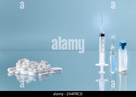 Medikamente in Pillentabletten oder Injektion mit einer Spritze auf Fertiglösungen oder Freeze-On. Wahl der Behandlung oder Impfung. Stockfoto