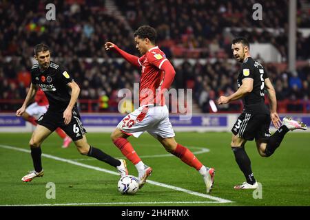 NOTTINGHAM, GROSSBRITANNIEN. 2. NOVEMBER Brennan Johnson aus Nottingham Forest läuft mit dem Ball während des Sky Bet Championship-Spiels zwischen Nottingham Forest und Sheffield United am 2. November 2021 auf dem City Ground in Nottingham. (Kredit: Jon Hobley | MI News) Kredit: MI Nachrichten & Sport /Alamy Live News Stockfoto