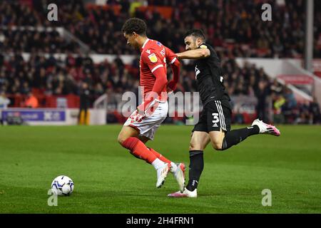 NOTTINGHAM, GROSSBRITANNIEN. 2. NOVEMBER Brennan Johnson von Nottingham Forest kämpft am Dienstag, den 2. November 2021, mit Enda Stevens von Sheffield United während des Sky Bet Championship-Spiels zwischen Nottingham Forest und Sheffield United auf dem City Ground in Nottingham. (Kredit: Jon Hobley | MI News) Kredit: MI Nachrichten & Sport /Alamy Live News Stockfoto