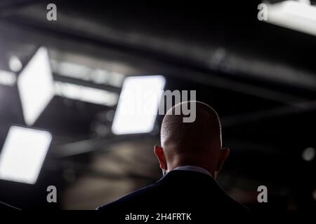 Washington, Vereinigte Staaten. November 2021. Vorsitzender des House Democratic Caucus der US-Repräsentant Hakeem Jeffries (Demokrat von New York) nimmt am Dienstag, den 2. November 2021, an einer Pressekonferenz im US-Kapitol in Washington, DC Teil. Kredit: Rod Lampey/CNP/dpa/Alamy Live Nachrichten Stockfoto