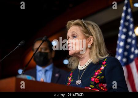 Die Vertreterin der Vereinigten Staaten, Debbie Dingell (Demokratin von Michigan), hält am Dienstag, den 2. November 2021, im US-Kapitol in Washington, DC, eine Rede. Kredit: Rod Lampey/CNP Stockfoto