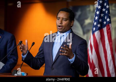 Der Vertreter der Vereinigten Staaten, Joe Neguse (Demokrat von Colorado), hält am Dienstag, den 2. November 2021, auf einer Pressekonferenz im US-Kapitol in Washington, DC, eine Rede. Kredit: Rod Lampey/CNP Stockfoto