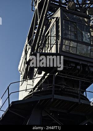 Ein alter Kran auf Bristol's Princes Wharf Stockfoto