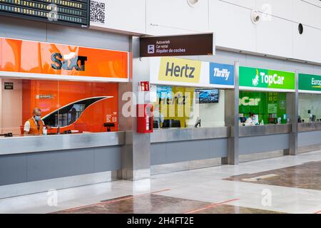 Teneriffa, Spanien - September, 2021: Mietwagenschalter von verschiedenen Autovermietungen in Airpot Stockfoto