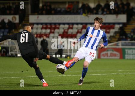 HARTLEPOOL, GROSSBRITANNIEN. 2. NOVEMBER Evertons Lewis Dobbin und Hartlepool United's Tom Crawford während des EFL Trophy-Spiels zwischen Hartlepool United und Everton im Victoria Park, Hartlepool, am Dienstag, den 2. November 2021. (Kredit: Mark Fletcher | MI News) Kredit: MI Nachrichten & Sport /Alamy Live News Stockfoto